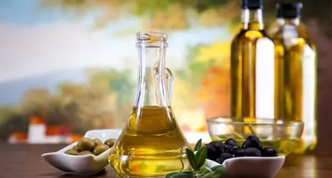  El IVA vuelve a aplicarse a los alimentos b&aacute;sicos, incluido el aceite de oliva, a partir de este martes. (Archivo) 