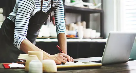  Una trabajadora de una peque&ntilde;a empresa. (Archivo) 