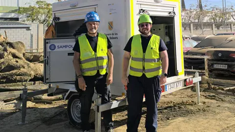 Teo Dom&iacute;nguez y Pedro Mart&iacute;nez (T&eacute;cnicos de SAMPOL) junto a la estaci&oacute;n port&aacute;til de comunicaciones TETRA.