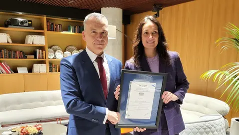  El CEO de Aenor, Rafael Garc&iacute;a Meiro, entrega el certificado a&nbsp;Olga Abad, directora de Banca de Empresas e Instituciones de Santander Espa&ntilde;a. (Banco Santander) 