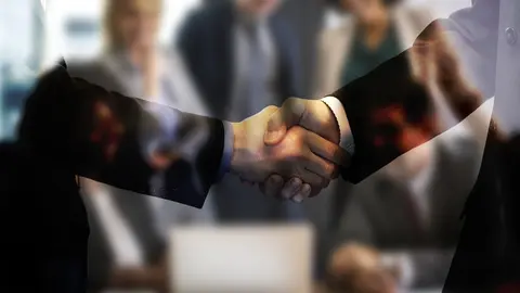 Imagen de un apret&oacute;n de manos entre empresarios. (Imagen de Gerd Altmann en Pixabay)