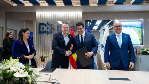 Imagen durante la firma del acuerdo. (Evercom)