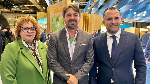 El presidente de CEHAT, Javier Marichal con Javier Vich y Maria Jos&eacute; Aguil&oacute; de la FEHM.