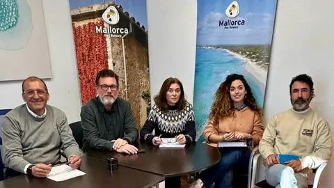 El director insular, Pedro Mas al lado de su equipo