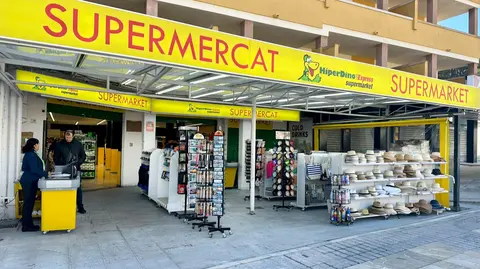 Una de las dos primeras tiendas de Hiper Dino abiertas en Mallorca.