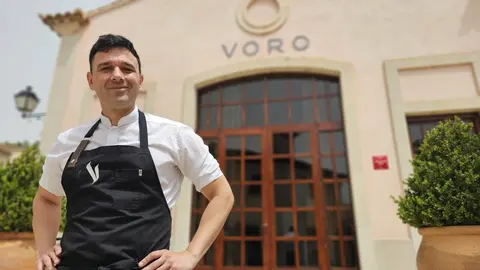 &Aacute;lvaro Salazar frente a la entrada a su restaurante en el Gran Hotel Cap Vermell.