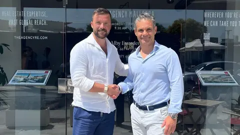 Alby Jack Euesden, Managing Partner de The Agency Mallorca y Carlos L&oacute;pez Ense&ntilde;at, Socio Fundador de Value Group, de INVISION Corporate Finance y Coordinador de Sponsorships del Festival Cap Rocat.