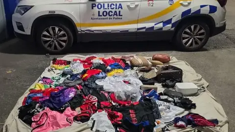 Prendas requisadas de la venta ambulante ilegal.