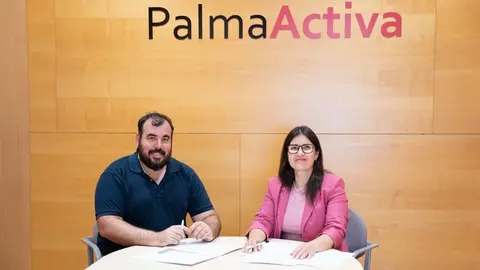 Imagen durante la firma de la adhesi&oacute;n. (Ajuntament de Palma)