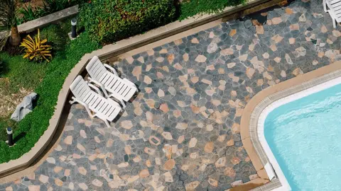 Imagen a&eacute;rea de una piscina. (Freepik)