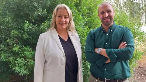La consellera Pilar Amate y el director insular, &Aacute;lvaro Roca.