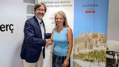 La vicesecretaria general de la Cambra de Comer&ccedil; de Mallorca, Susana Munar con el director y editor de EDM, Tomeu Garcies.