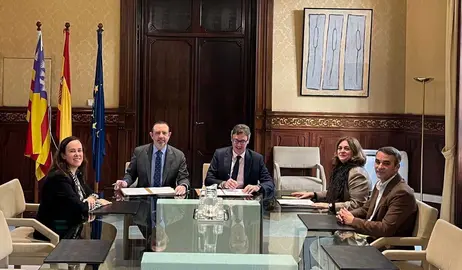 El vicepresident y conseller de Econom&iacute;a, Hacienda e innovaci&oacute;n, Antoni Costa, y el conseller de Empresa, Aut&oacute;nomos y Energ&iacute;a, Alejandro S&aacute;enz de San Pedro, han firmado un convenio esta ma&ntilde;ana para establecer las bases de esta nueva medida. El acto tambi&eacute;n ha contado con la presencia de la directora general del Tesoro, Pol&iacute;tica Financiera y Patrimonio, Susana P&eacute;rez, y la gerente de la Agencia de Desarrollo Regional de las Illes Balears, Silvia Delgado.