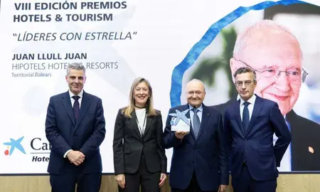 Imagen de la entrega del reconocimiento en Fitur. (CaixaBank)