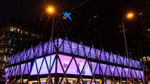  Edificio de CaixaBank adornado por el D&iacute;a Internacional de la Mujer. (CaixaBank) 