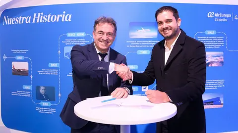 Imagen de la firma del acuerdo. (Air Europa)