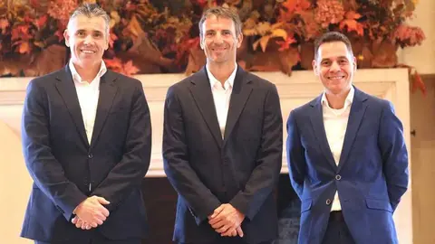 Carlos Rodr&iacute;guez (director Territorial Zona Noreste | &Aacute;rea de Vigilancia y Servicios Auxiliares - Delegaci&oacute;n Catalu&ntilde;a de Trablisa),  Tommy Robredo (director del Barcelona Open Banc Sabadell) y Sergio Bayona (director Unidad de Negocio de Tecnolog&iacute;a de Trablisa).