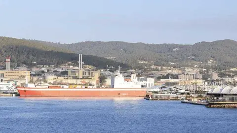 magen del buque Gubal Trader, encargado del transporte de mercanc&iacute;as estart&eacute;gicas a las islas.