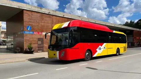 Uno de los autobuses del TIB en la parada de Alcudia.