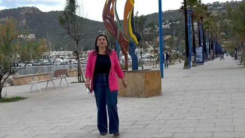 La regidora Sandra Milena en la zona donde se acondicionar&aacute; el mercado semanal del Port d&rsquo;Andratx.