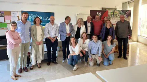 Foto de familia durante la presentaci&oacute;n del evento. (Wine Days DO Binissalem)