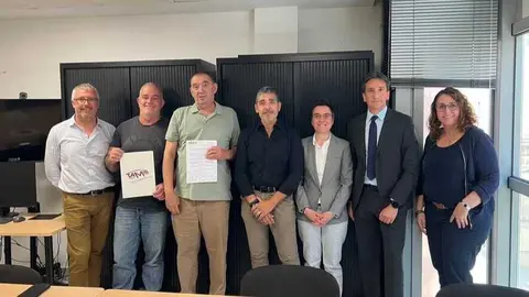 Foto de familia tras la firma del convenio. (CAEB)