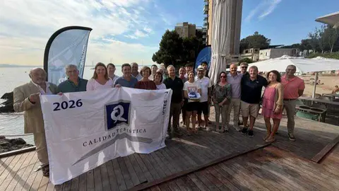 Foto de familia durante el acto. (Ayuntamiento de Calvi&agrave;)
