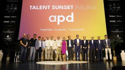 Foto de familia durante el evento. (APD)