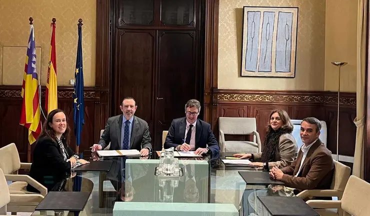 El vicepresident y conseller de Econom&iacute;a, Hacienda e innovaci&oacute;n, Antoni Costa, y el conseller de Empresa, Aut&oacute;nomos y Energ&iacute;a, Alejandro S&aacute;enz de San Pedro, han firmado un convenio esta ma&ntilde;ana para establecer las bases de esta nueva medida. El acto tambi&eacute;n ha contado con la presencia de la directora general del Tesoro, Pol&iacute;tica Financiera y Patrimonio, Susana P&eacute;rez, y la gerente de la Agencia de Desarrollo Regional de las Illes Balears, Silvia Delgado.