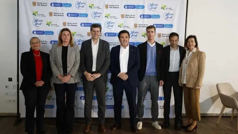 Imagen de familia durante la I Jornada de IA & Cina organizada por el Ayuntamiento de Calvi&agrave;. (Ayuntamiento de Calvi&agrave;)