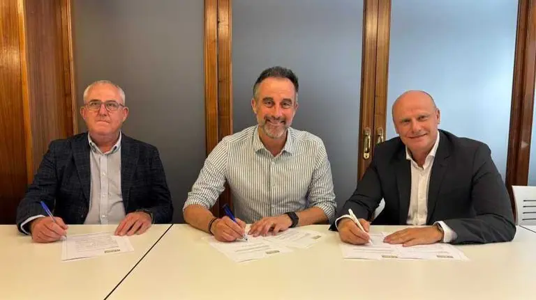 El gerente del IBAVI, Roberto Mar&iacute;a Cayuela; el conseller Jos&eacute; Luis Mateo y el presidente del cl&uacute;ster ConstruLab360, Jos&eacute; Mar&iacute;a Bauz&aacute; de Mirab&oacute;