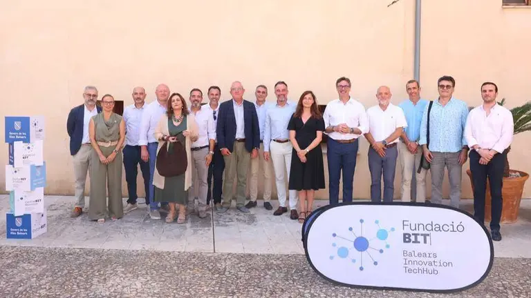 Foto de familia durante el anuncio del acuerdo. (Caib)
