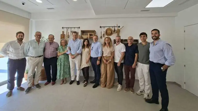 Foto de familia durante la visita institucional. (Garden Hotels)