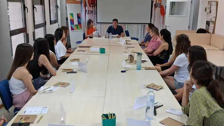 Imagen de la bienvenida oficial a las personas seleccionadas. (Ajuntament de Calvi&agrave;)