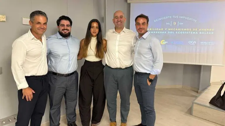 Foto de familia durante la jornada.