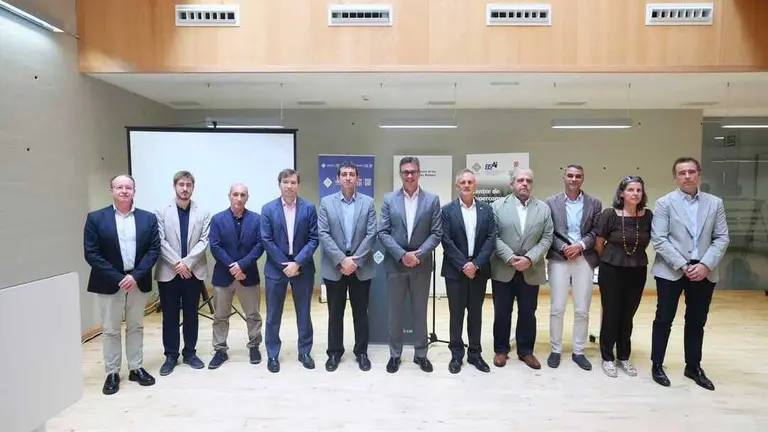 Foto de familia en el acto. (Caib)
