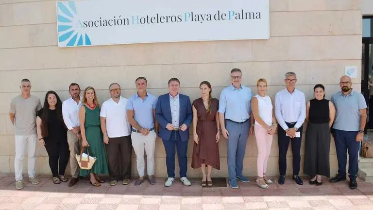Imagen con los miembros de la Asociaci&oacute;n Hotelera Platja de Palma. (Consell de Mallorca)