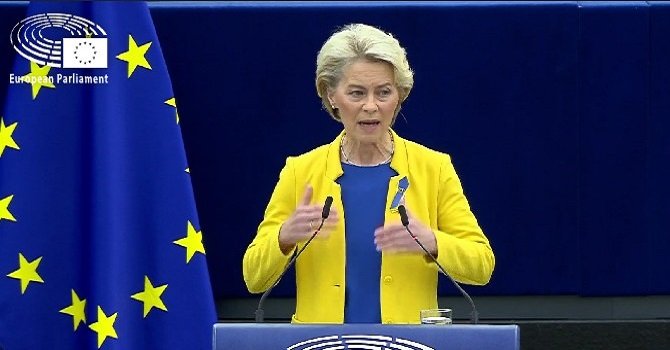 <p> La presidenta de la Comisión Europea, Ursula von der Leyen durante su intervención en el Parlamento. </p>
