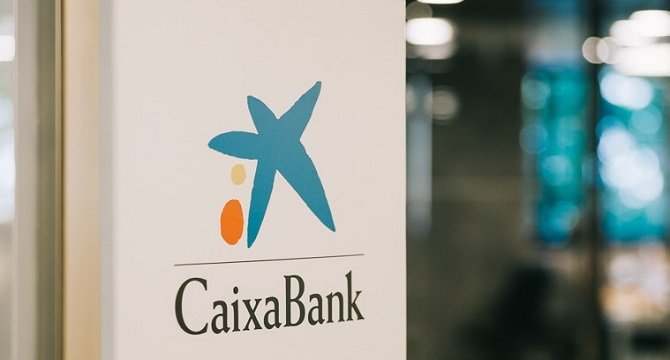 <p> El consejo de administración de CaixaBank autorizó el pasado mayo la puesta en marcha del programa de recompra de acciones propias. (Archivo). </p>