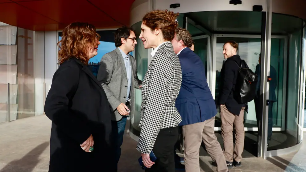 La presidenta, Francina Armengol, conversando con la CEO de Iberostar, Sabina Flux&aacute;.
