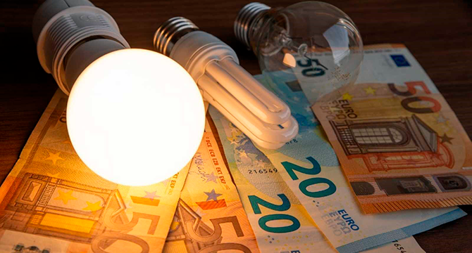  La electricidad alcanzará su precio más alto entre las 18:00 y las 20:00 horas, con 67,90 euros/MWh; y el más bajo, de 02:00 a 04:00 horas, cuando costará 4,14 euros/MWh. (Archivo) 