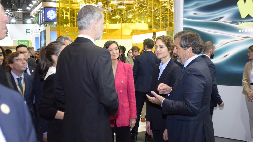 Sabina Fluxà, Vicepresidenta y CEO del GrupoIberostar y Gabriel Subías, CEO de W2M conversando con los reyes en la inauguración de Fitur.