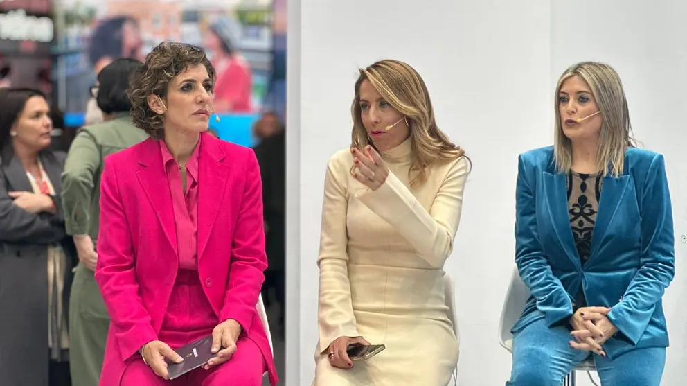 Las hermanas Encarna e Isabel Pi&ntilde;ero con Lluisa Salord, directora comercial del grupo.