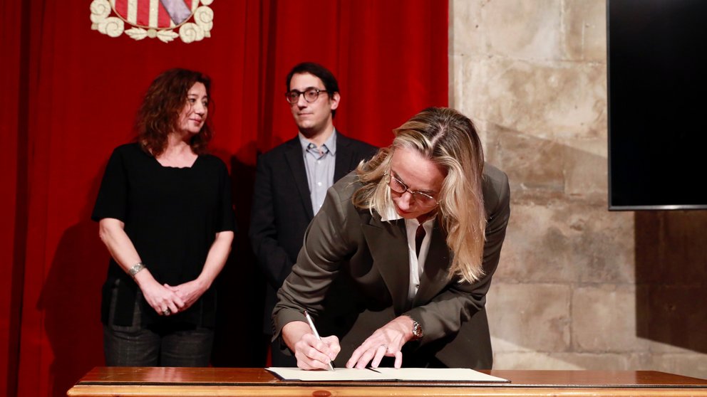 La presidenta de los hoteleros de Mallorca, Maria Frontera, firmando el convenio ante la presidenta Armengol y el conseller Negueruela.