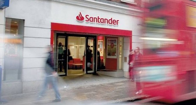  En la imagen una sucursal del Santander, que lidera el ranking de las cien marcas más valiosas de España. (Archivo) 