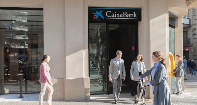  CaixaBank tiene como objetivo movilizar 64.000 millones de euros en finanzas sostenibles, a través del impulso de varias iniciativas centradas en la oferta de productos, el asesoramiento ESG, la concienciación y la formación. 