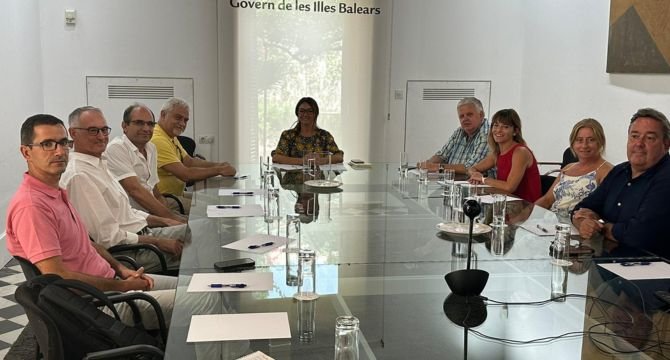 Rafael Roig, acompañado de miembros de su Junta Directiva, a la Consellera de Mobilitat, Marta Vidal, en una reunión mantenida esta mañana en la sede de este departamento autonómico.