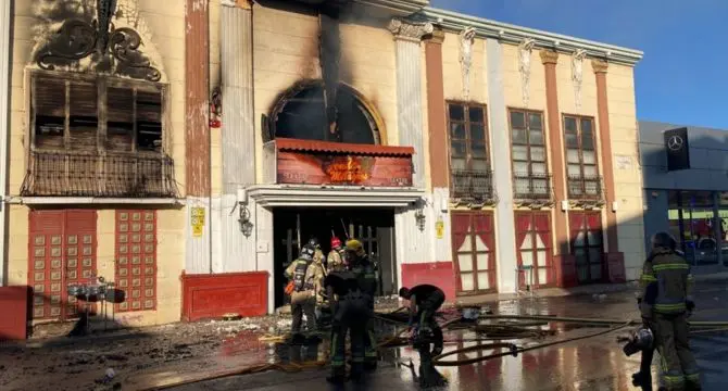  Los bomberos realizan tareas de extinci&oacute;n en la sala incendiada de Murcia. Imagen ayuntamiento de Murcia. 