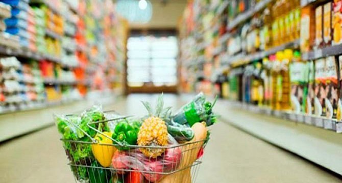  El 21% de los españoles ha desviado el consumo hacia otros alimentos para así abaratar la cesta de la compra. (Archivo) 