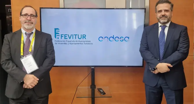 De izda. a dcha. Miguel &Aacute;ngel Sotillos, presidente de FEVITUR, junto a Enrique Montoro, del Canal Real Estate de Endesa.